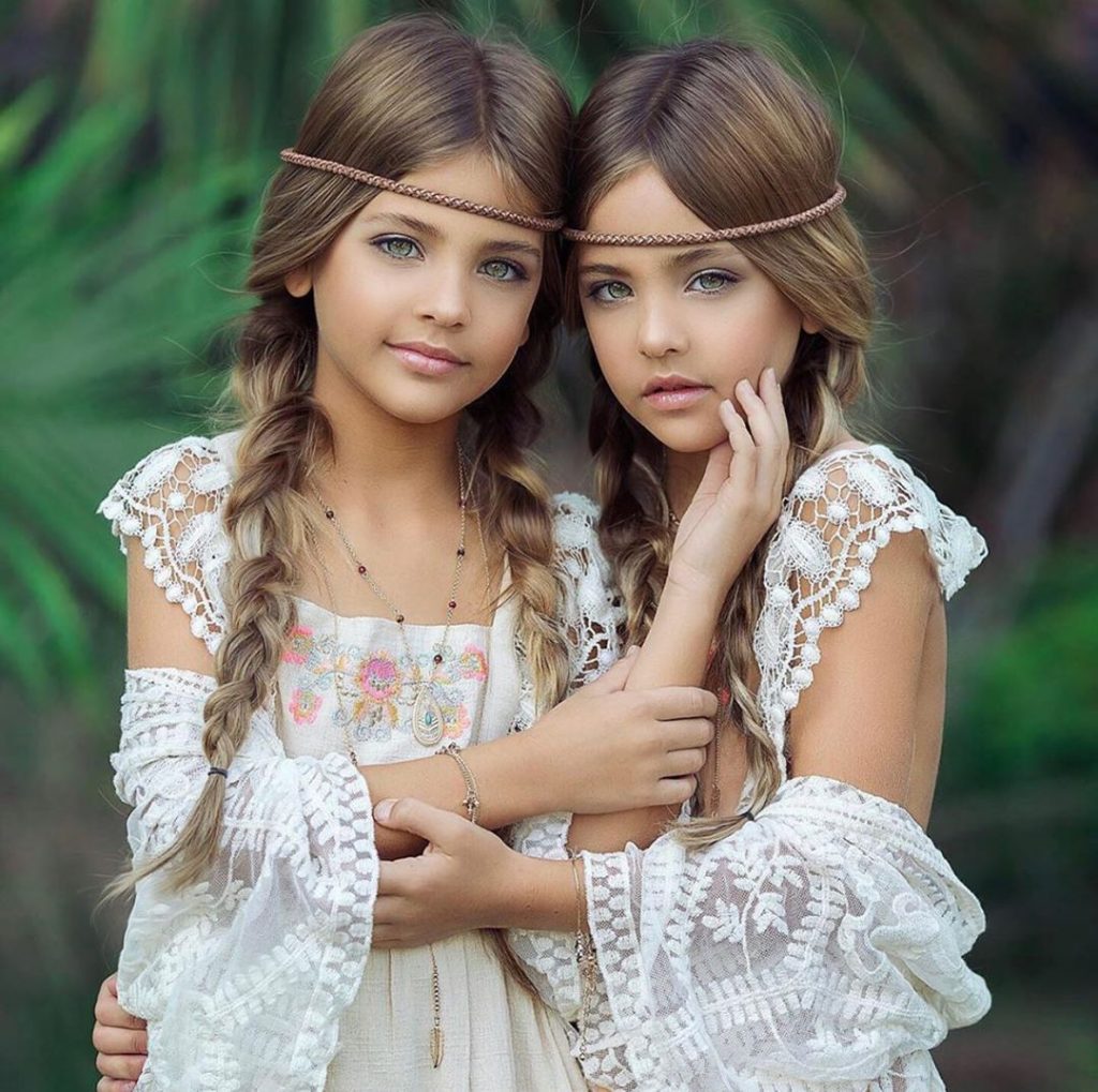 Две Красивые Девушки