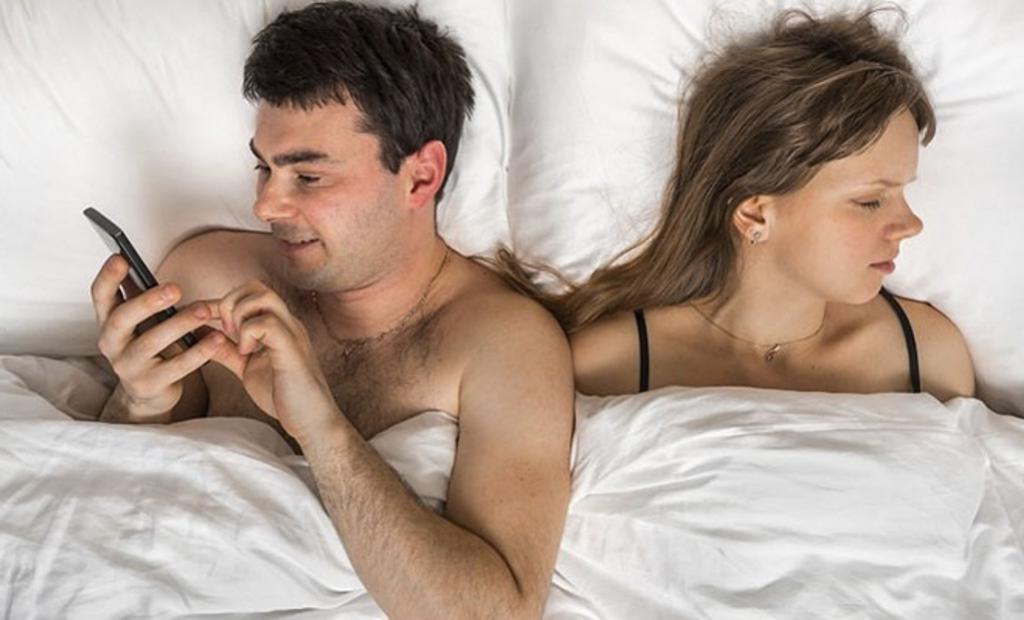 Жена обнаглела и позвала любовника трахаться пока муж спит
