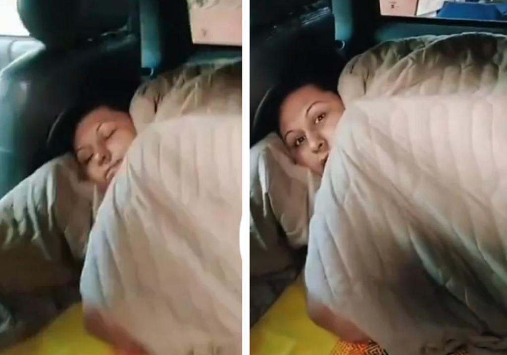 Мамаша в комнате у спящей дочери показывает вагину фото