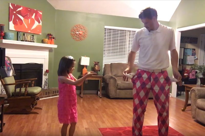 Папа с 6-летней дочкой записали видео, которое посмотрели более 10 000 000 человек. Мама была в шоке!
