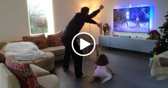 Папа и дочь танцуют под Sia – «Chandelier»