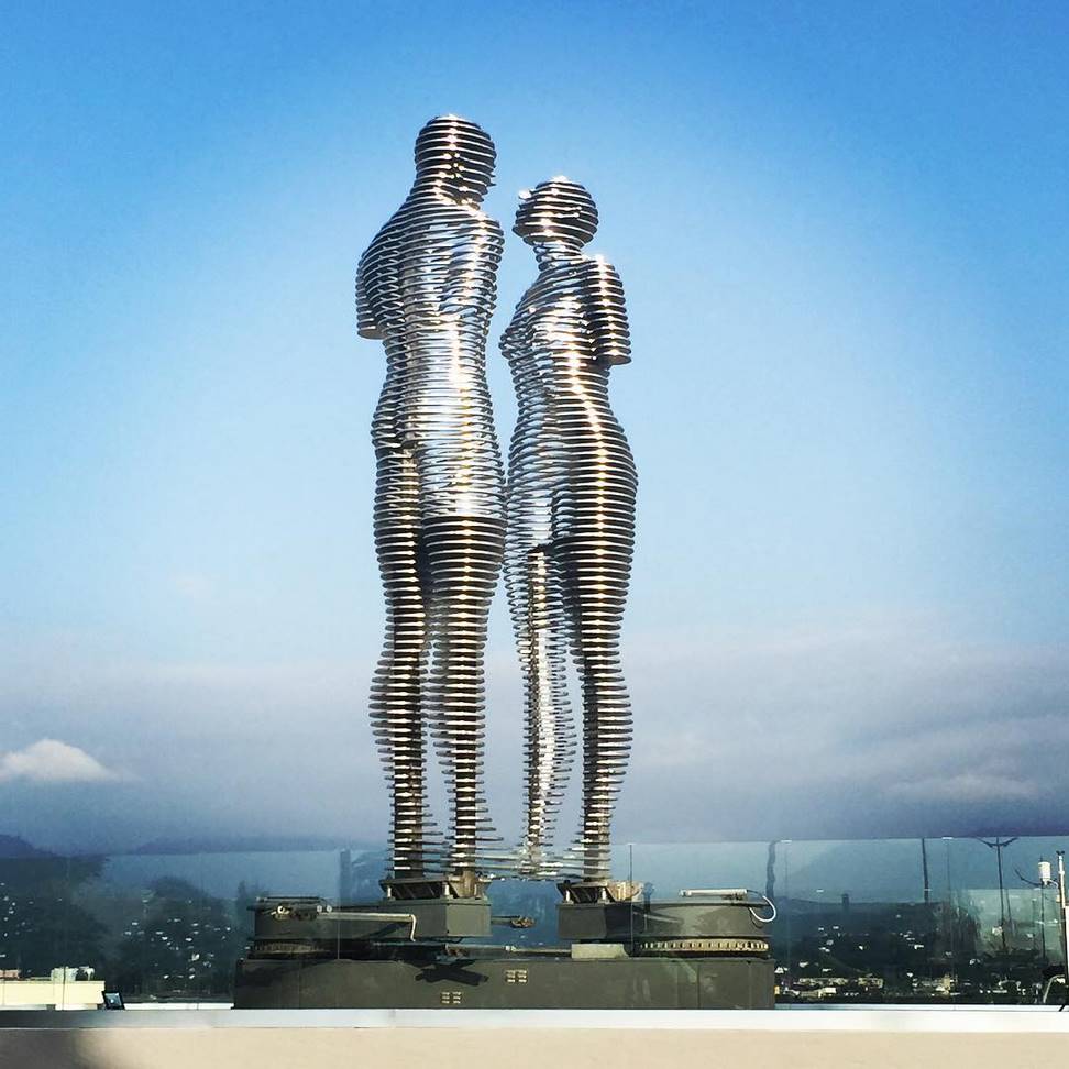 Ежедневно эти огромные 8-метровые статуи «проезжают» друг через друга, символизируя утраченную...