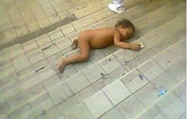 18+ Шокирующие фото: голый младенец лежит на ступенях — и всем все равно!