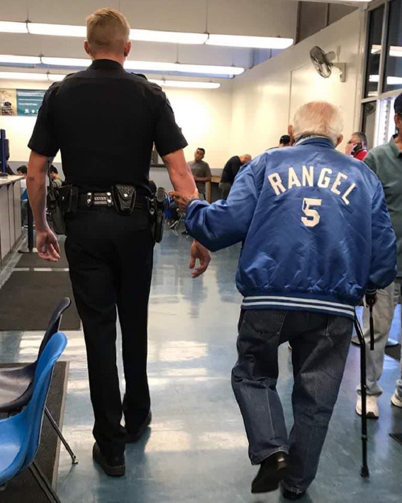 92 летнего дедушку выгоняли из банка. То, что сделал этот полицейский, просто поразительно!