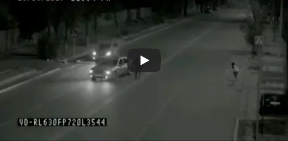Ночью уличная камера наблюдения засняла призрака, спасшего девушку…  