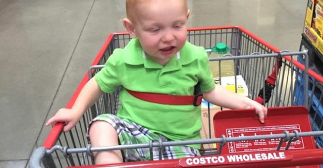 Папа сфотографировал ребенка в супермаркете. А когда посмотрел снимок то потерял дар речи!