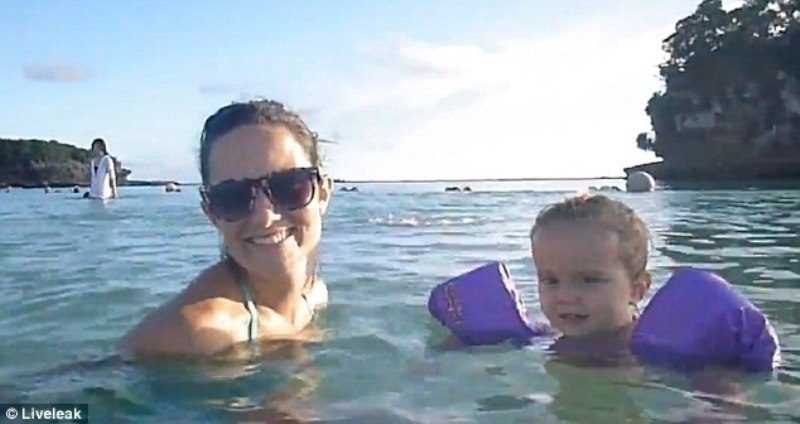 Мама с дочкой фотографировались на пляже. Но вдруг произошло то, чего никто не ожидал!  