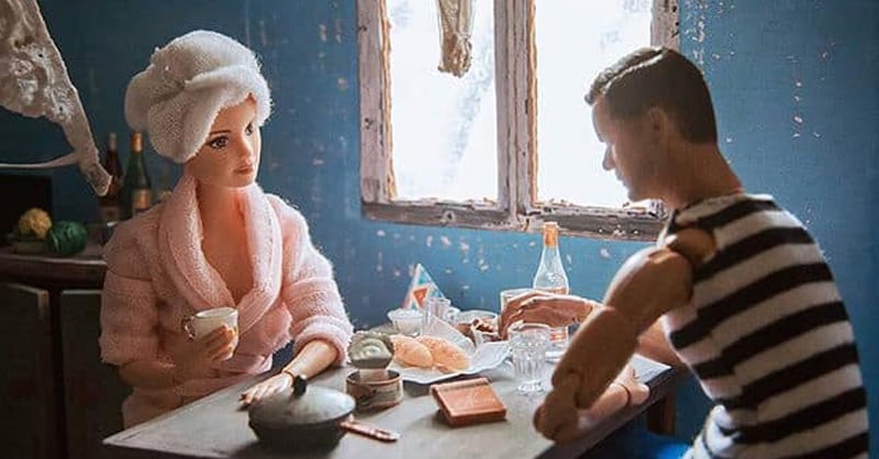 Фотограф из Екатеринбурга представила, как бы выглядели Кен и Барби, живи они в советской коммуналке