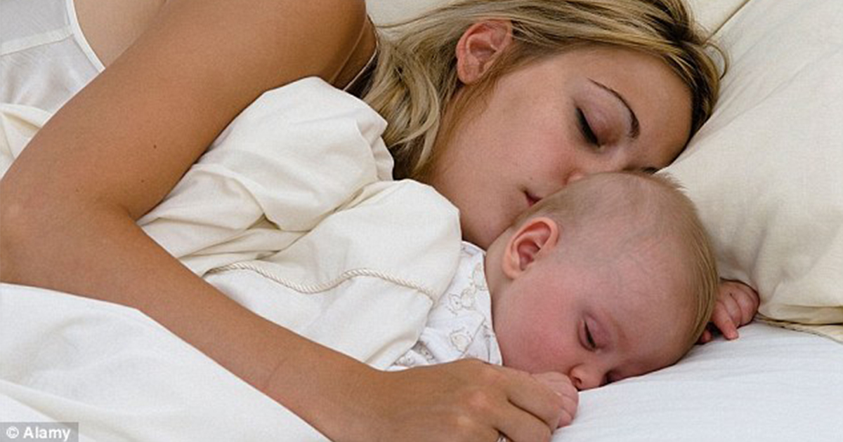 Плохая новость для пап: Дети до 3 лет должны спать с мамами!