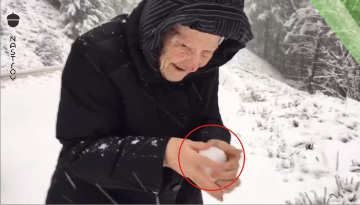Сын заснял, как его 101 летняя мама радуется снегу! Это нужно видеть!