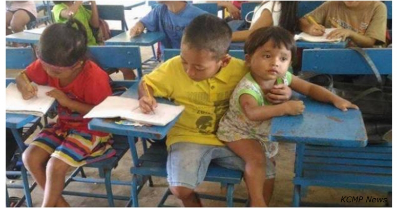 7 летний филиппинский мальчик взял в школу брата. Причина тронет вас до глубины души...