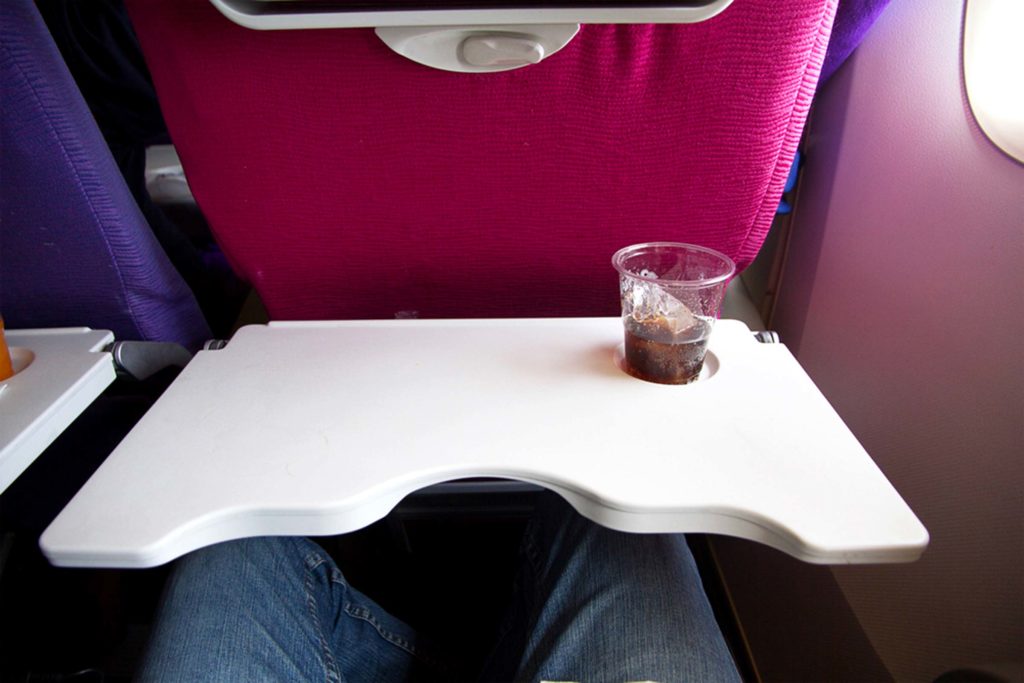 Столик в самолете. Откидной столик в самолете. Складной столик в самолете. Выдвижной столик самолет.