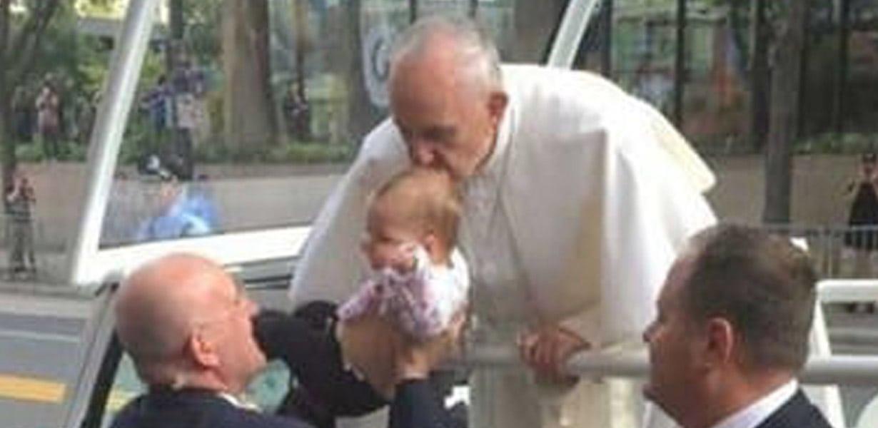 Папа Римский Франциск поцеловал ребёнка в голову, а через два месяца с ним случилось чудо!