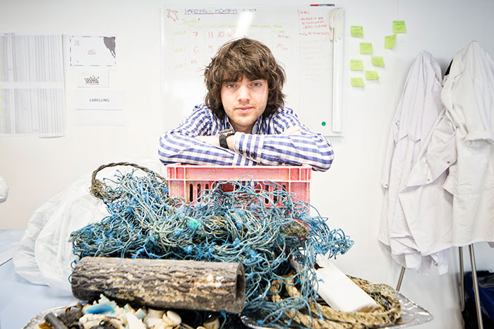   Голландский «мальчик гений», который пообещал, что может очистить океан от загрязнения, доказывает, что он прав