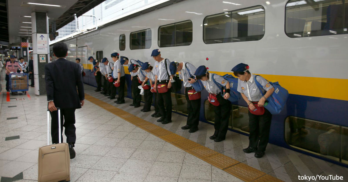 Вот как работают уборщики поездов в Японии. Аж дух захватывает...