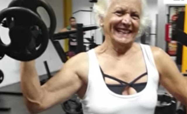 Эта 69 летняя бабушка полюбила фитнесс в свои 60. Теперь это ее главное увлечение!