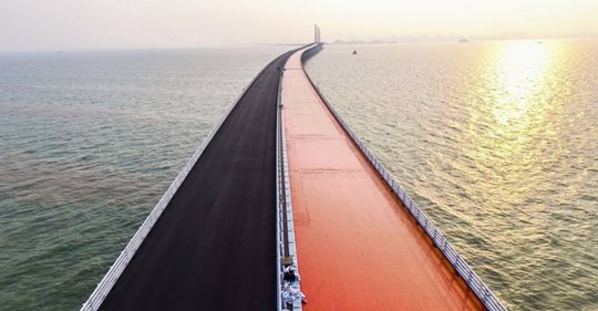 В Китае открыли самый длинный морской мост в мире. Он красив и шикарен, но его уже раскритиковали