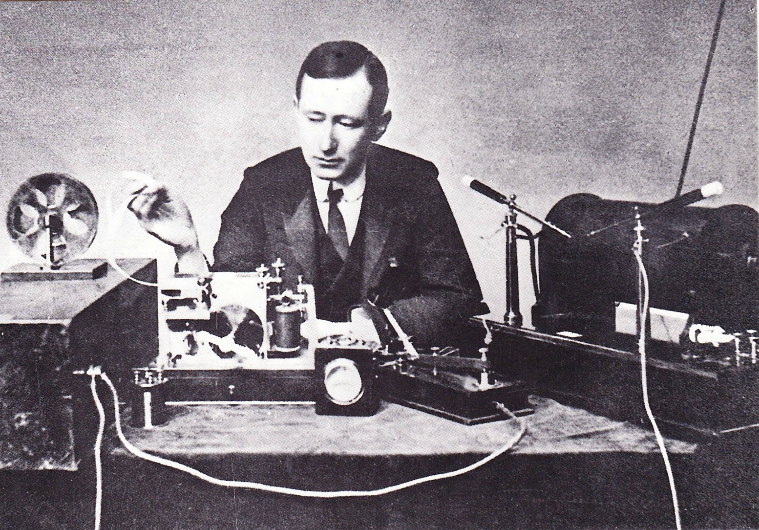 Обсуждение радио. Гульельмо Маркони. Гульельмо Маркони Муссолини. Изобретение Маркони. Радиоприемник Попов Маркони 1895.