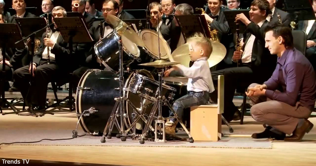 3 летний русский барабанщик сыграл лучше, чем оркестр взрослых музыкантов