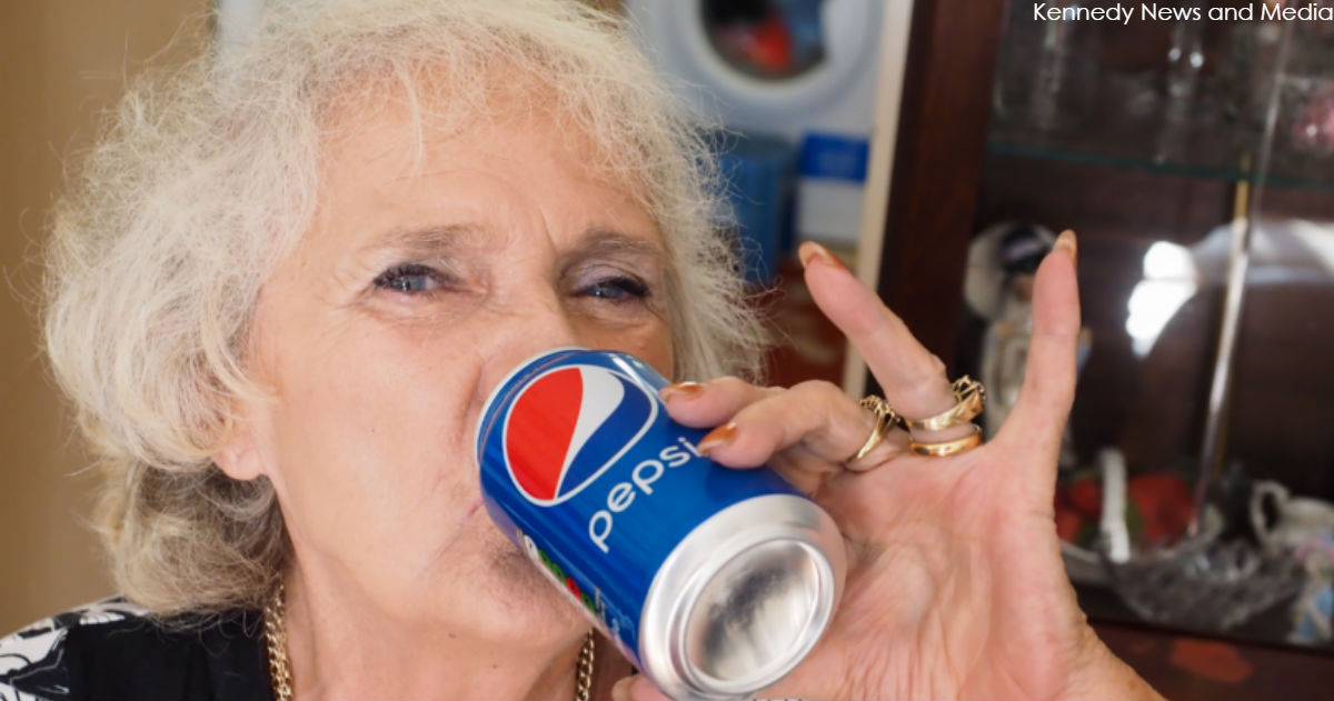 Пить воду пожилым. Бабка с банкой. Женщина пьёт пепси. Пьющие старушки. Бабушка с пепси.