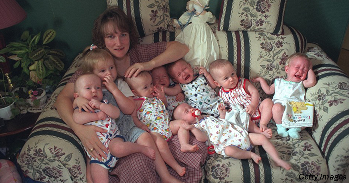В 1997 году она родила семерых  детей   и их бросил муж. Вот как они выглядят сегодня