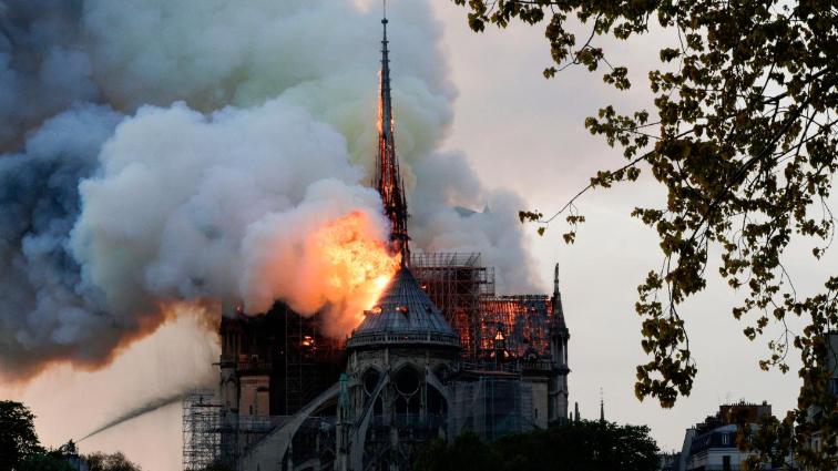 В Париже горит собор Нотр-Дам-де-Пари 
