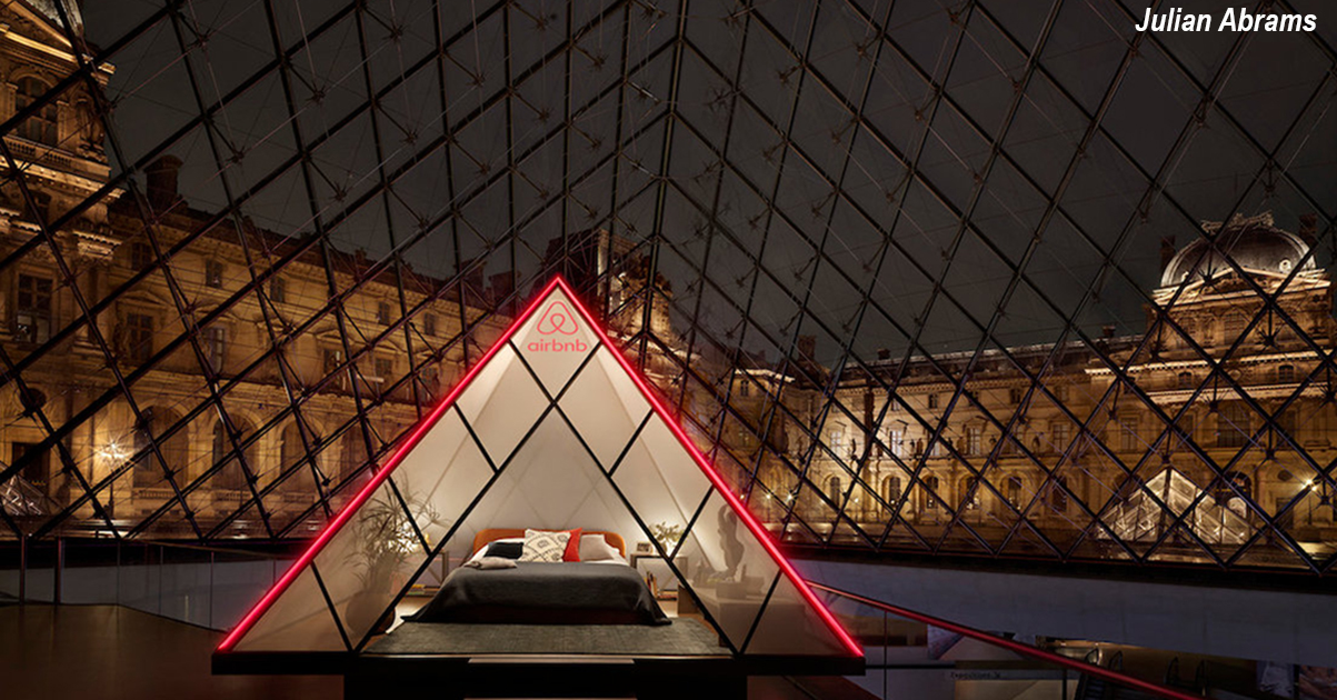 Airbnb дает людям возможность спать под культовой стеклянной пирамидой в Лувре