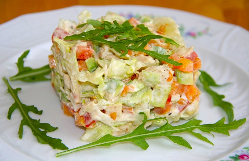 Слоеный салат «Новинка» – просто, вкусно и быстро!