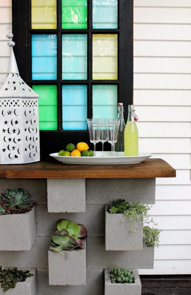 Женщина нашла необычное применение для цементных блоков: 10 гениальных идей для дома и сада
