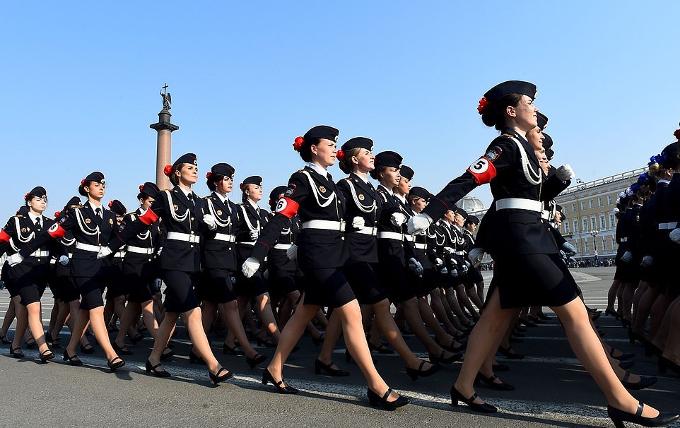 Дамы в  немецкой  форме: Сеть взбудоражило фото с репетиции парада Победы 2019