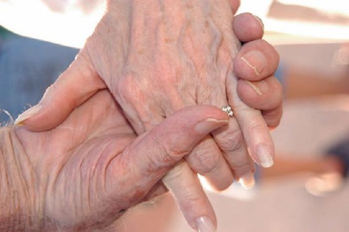 Любовь на всю жизнь: 84-летний дедушка покупает новое кольцо и еще раз просит ее руки
