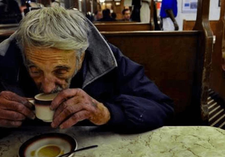 Встреча бомжа. Caffè sospeso бездомные. 106 Летний дед.