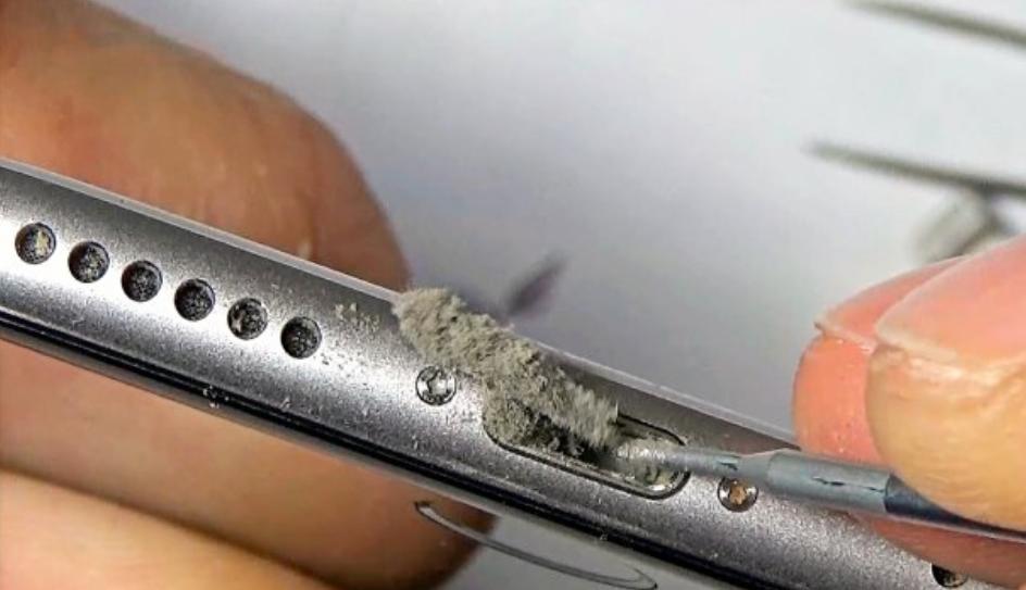 Как правильно очистить порт зарядки, если iPhone не заряжается
