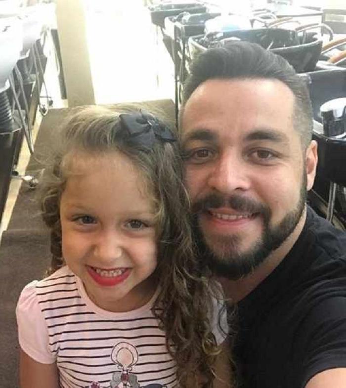 Девочка попросила папу стать мамой на школьном празднике: отец не мог ей отказать и превратился в блондинку с розовой бородой