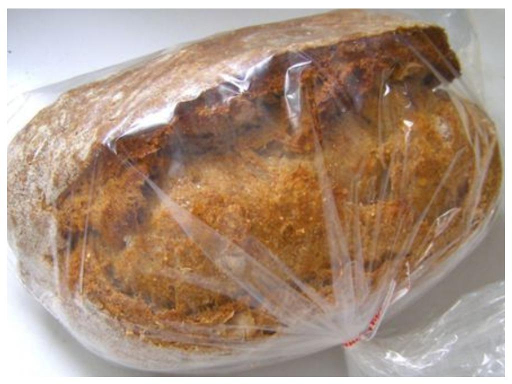 Полуфабрикат хлеба. Хлеб в заморозке. Хлеб в морозилке. Хлеб в полиэтиленовом пакете. Хлеб в полиэтилене.