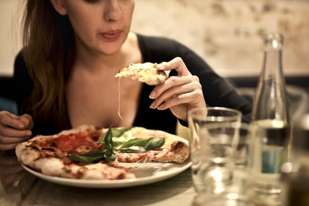 Хотите похудеть? Постучите по столу перед едой: ученые выяснили, как простые ритуалы помогают сбросить лишний вес