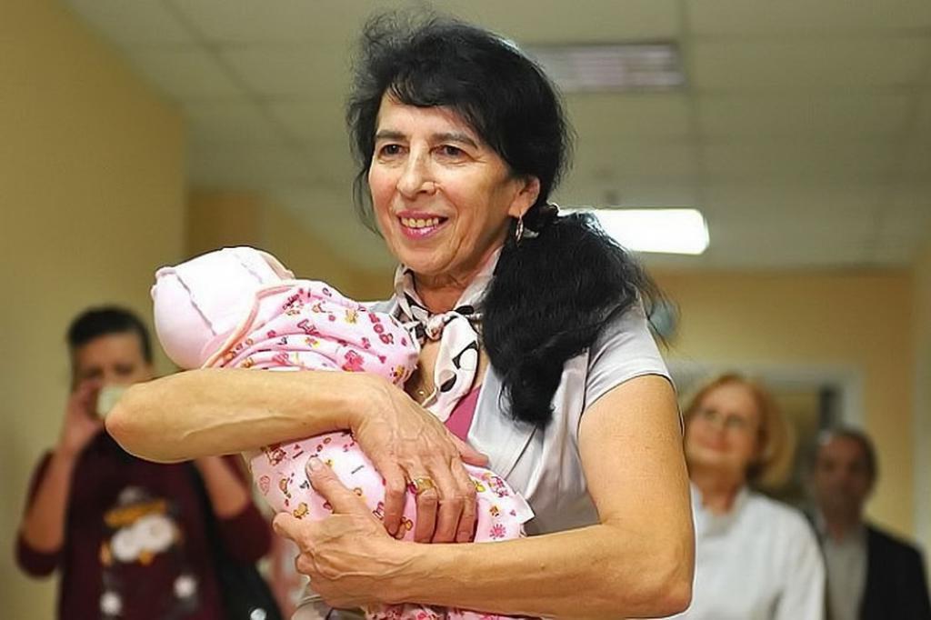 Москвичку отговаривали рожать в 60 лет, но она сделала по своему. Сегодня ее дочке Клеопатре 4 года