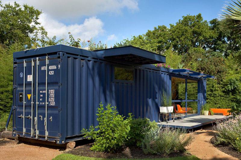 Замечательная идея: дачный домик с садом на крыше из обычного контейнера