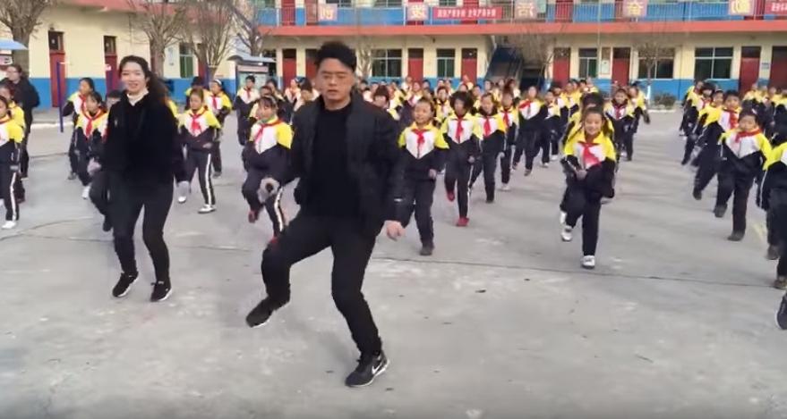 Директор школы в Китае вместе с учениками пускается в пляс, и это лечит от  залипания  в гаджетах (видео)