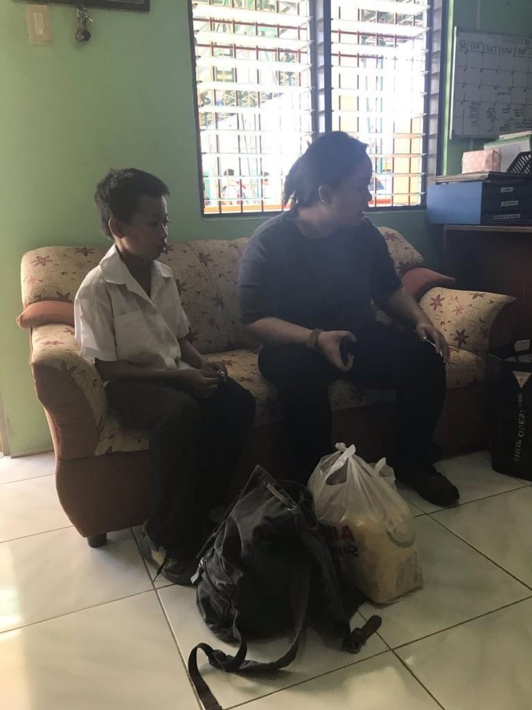 Нежданная помощь: учитель из Филиппин заметил, что с его учеником что-то не так. Оказалось, мальчик на грани голодного обморока