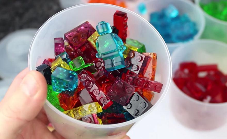 Простой рецепт съедобных LEGO конфет: детям точно понравится