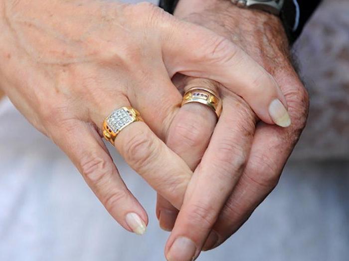 Влюбленные поженились в 1966 году: прошло больше 50 лет, но они до сих пор носят свадебные наряды