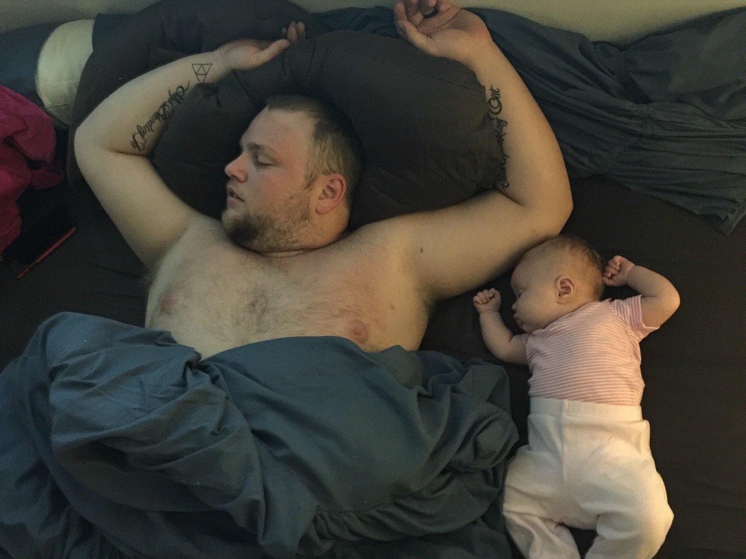 Отцы и спящие дочери видео. Спящий папа и малыш. Малыши с папами спят.