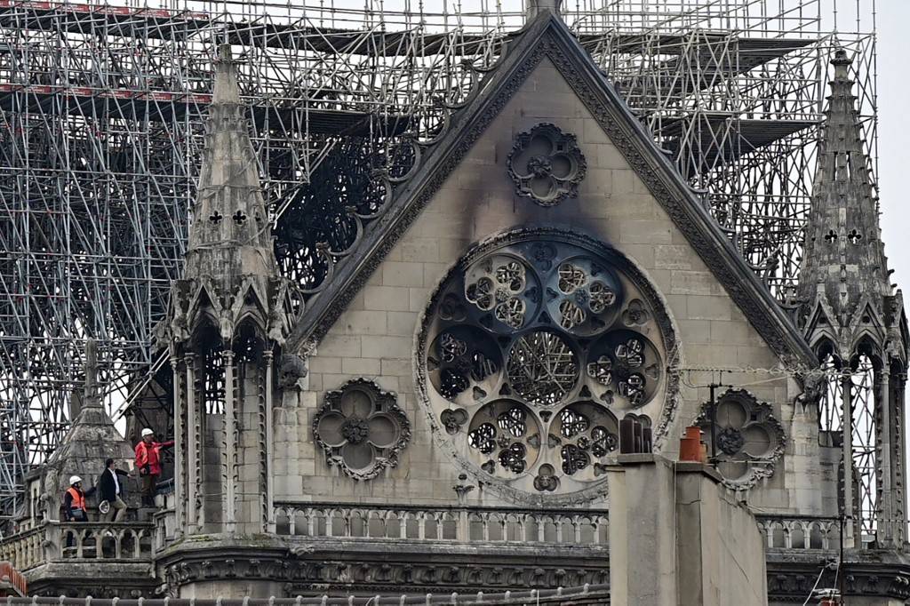 Стены Собора Парижской Богоматери настолько хрупки, что могут быть разрушены ветром