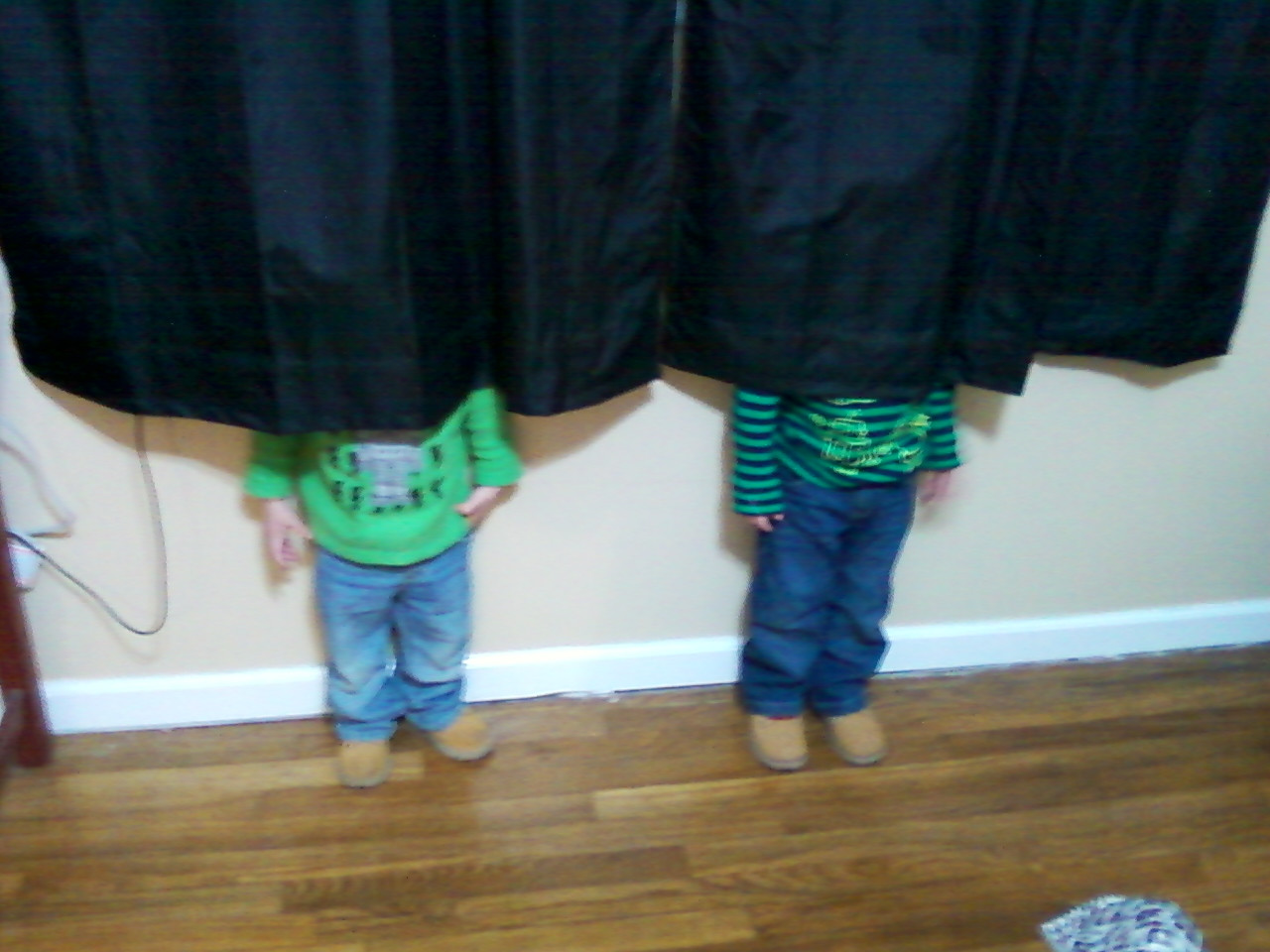 дети прячутся в шкафу