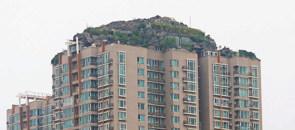 Соседям не понравилось, что мужчина построил гору на крыше жилой многоэтажки, они потребовали снести ее