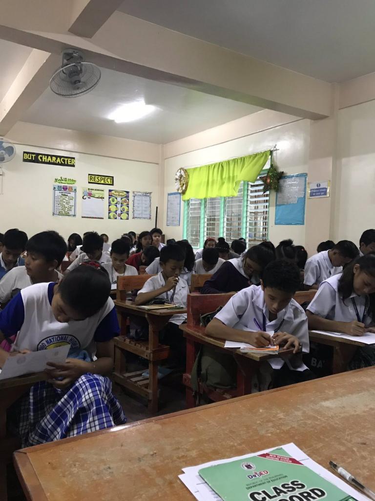 Нежданная помощь: учитель из Филиппин заметил, что с его учеником что-то не так. Оказалось, мальчик на грани голодного обморока