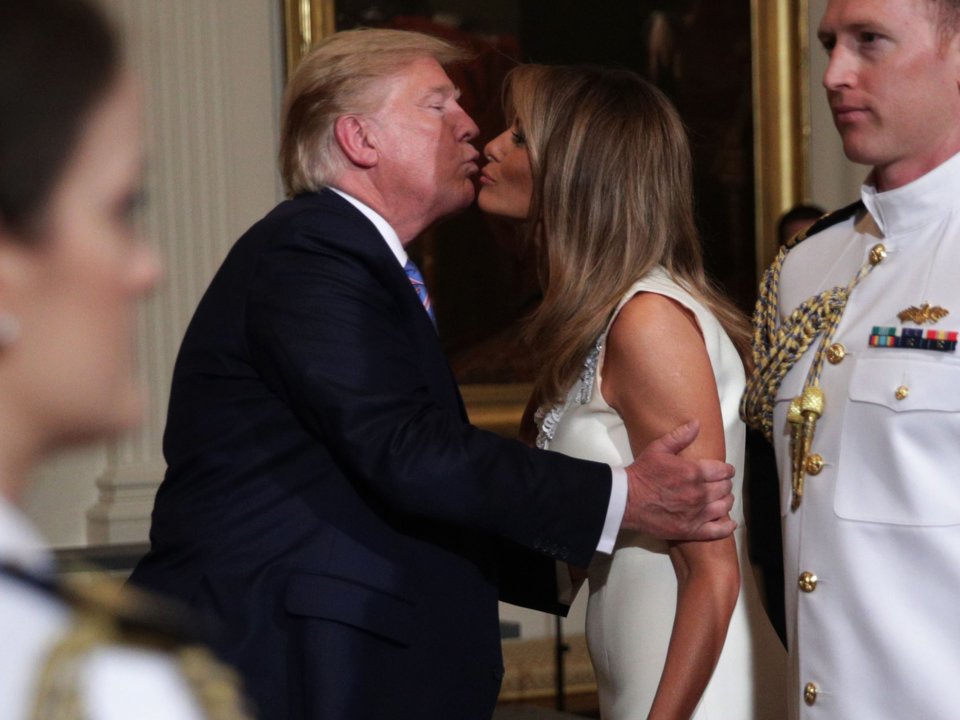 Эксперт по «‎языку жестов» проанализировал фото Дональда и Меланьи Трамп. Он высказал свое мнение об отношениях в паре