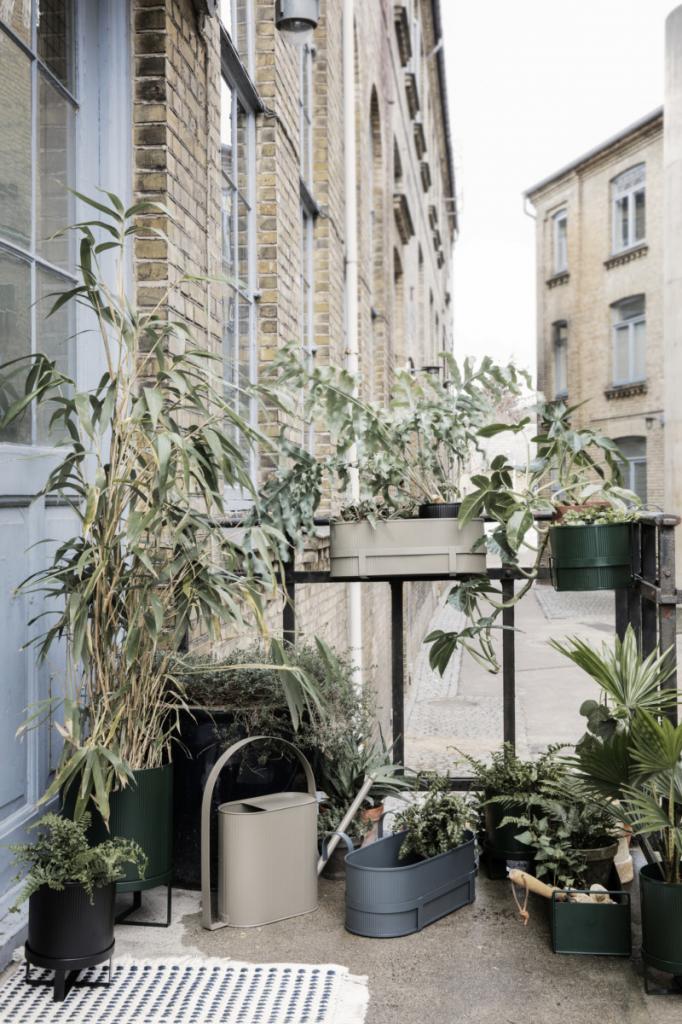 Как организовать уютный зеленый уголок на даче, балконе или террасе, если у вас мало свободного пространства: 8 идей