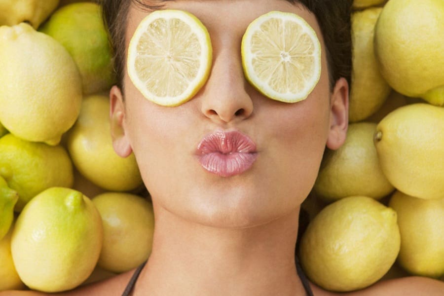 6 поводов для того, чтобы использовать лимонный сок в уходе за кожей